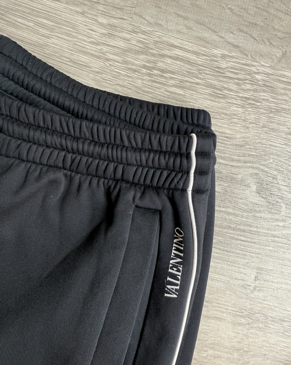 Pantalones de chándal negros Valentino con raya lateral blanca TL