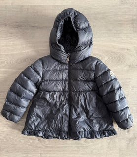 Doudoune fillette Moncler taille 2 ans couleur marine capuche non amovible avec le bas à volants