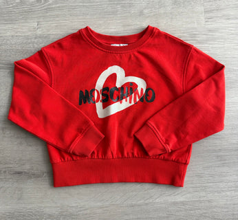 Pull en coton rouge Moschino logo avec coeur blanc taille 4 ans